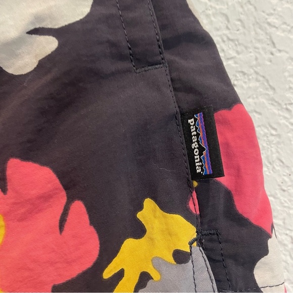 Patagonia Barely Baggies Shorts - Size Large - Picture 3 of 4